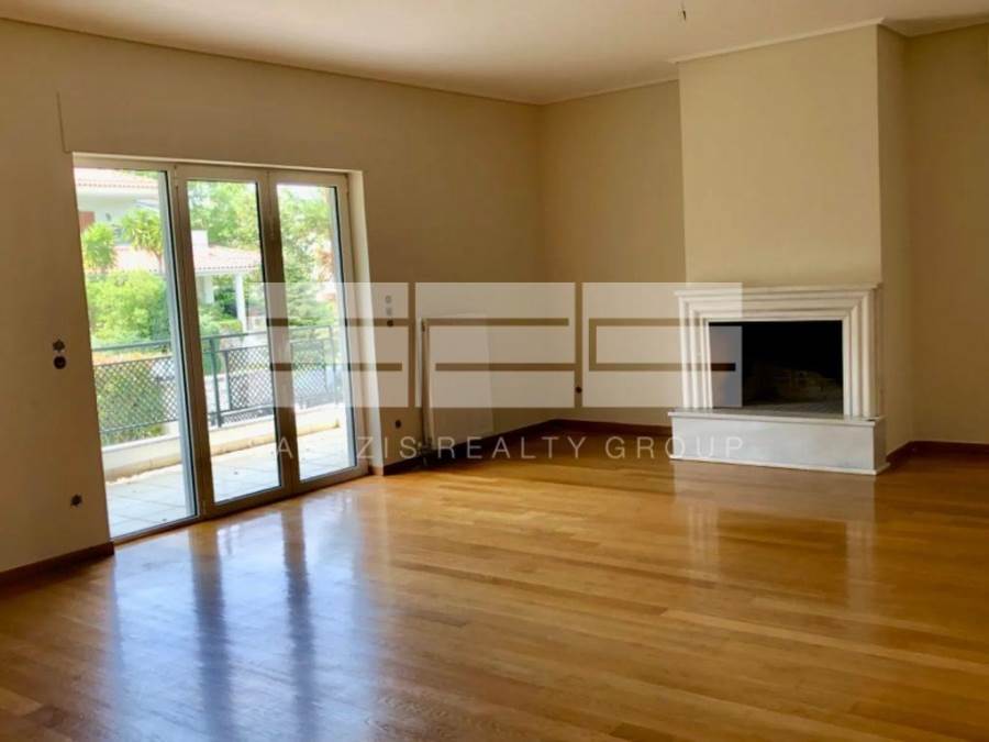 (For Sale) Residential Maisonette || Athens North/Nea Erithraia - 300 Sq.m, 4 Bedrooms, 770.000€ 